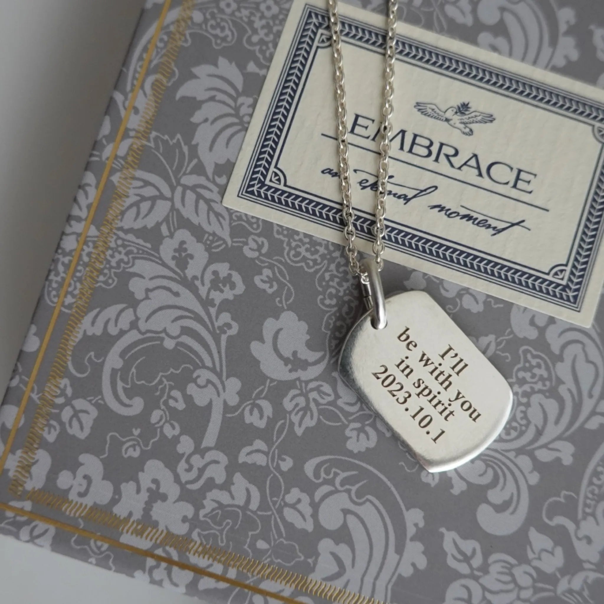 ロケットペンダント | EMBRACE | 刻印チャーム"Tag"